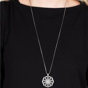 NWT Boutique Silver Diamond Rhinestone Flower Necklace - Fashion Jewelry